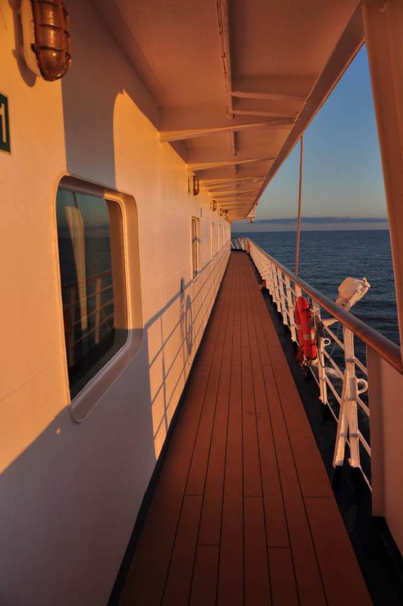 Luz do final de tarde no convés do Sea Spirit, ainda no Rio da Prata, saindo de Buenos Aires, na Argentina